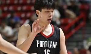 杨毅：杨瀚森敢于沟通、指挥、处理球 他的松弛感让人过目难忘