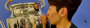 亚洲球员夺欧洲三冠王！李刚仁晒照亲吻大耳朵杯，配文：载入史册