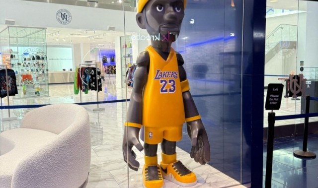 湖人记者晒詹姆斯超大玩偶：猜猜我在赌城遇到了谁？