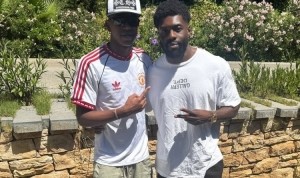 你也是儿魔梦？亚马尔身穿曼联球衣与球迷合影